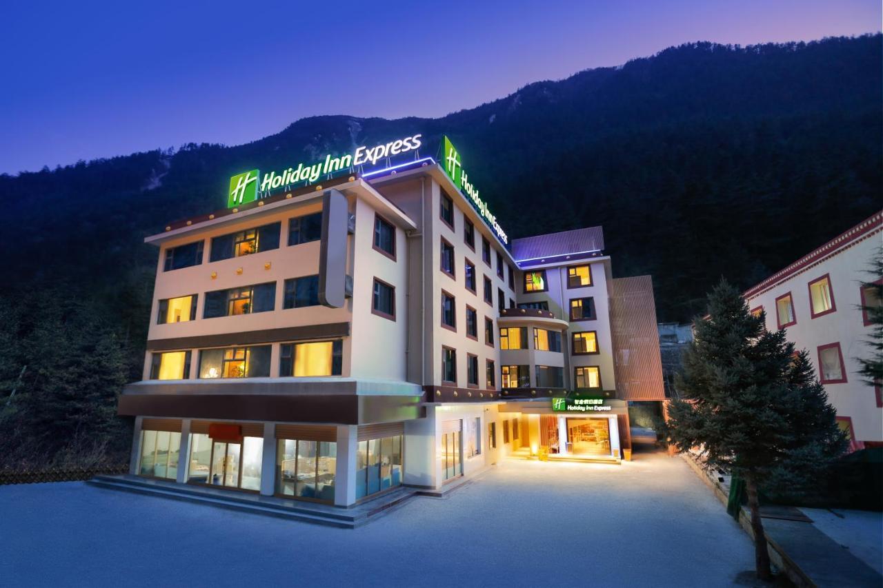 Holiday Inn Express Jiuzhaigou,Only 600 Meters To Jiuzhaigou Park By Ihg Exterior foto